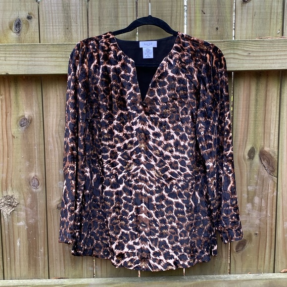 Kate Hill Tops - KATE HILL Comfy velour Animal Print Top size Small Petite